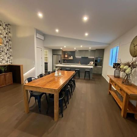 타우랑가 Luxury Escape In Cbd - Walking Distance To Town 빌라 외부 사진