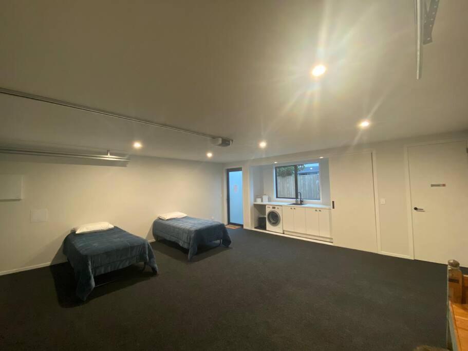 타우랑가 Luxury Escape In Cbd - Walking Distance To Town 빌라 외부 사진