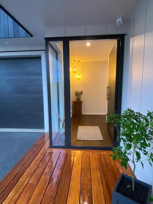 타우랑가 Luxury Escape In Cbd - Walking Distance To Town 빌라 외부 사진